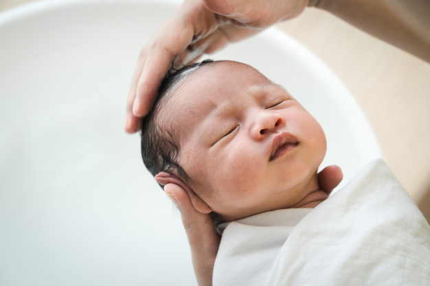 Tắm cho trẻ sơ sinh sẽ giúp loại bỏ các vi khuẩn